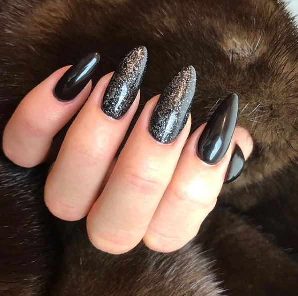 CND Vinylux Weekly Polish Black Pool 15 ml.