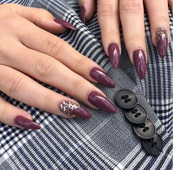 CND Vinylux Weekly Polish Married To Mauve 15 ml.